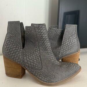 Gray Textured Women's Heeled Boots